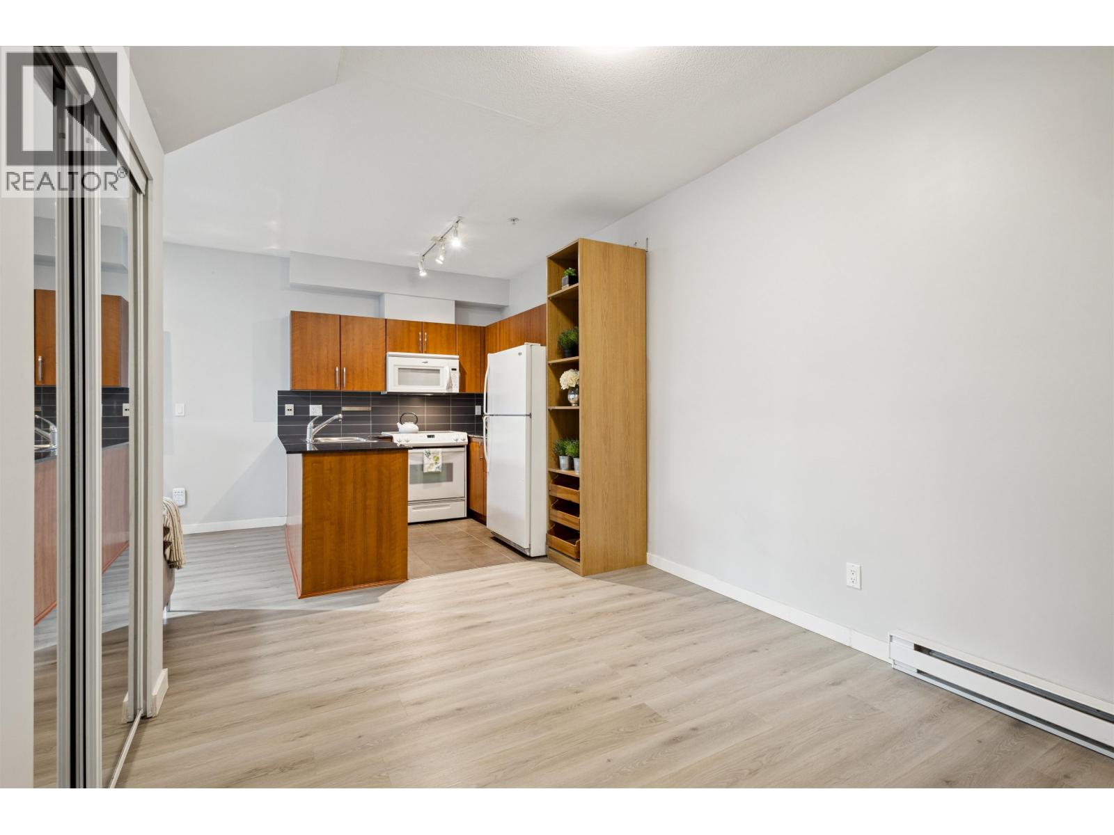 201 1661 Fraser Avenue, Port Coquitlam, British Columbia  V3B 0B6 - Photo 8 - R3126360