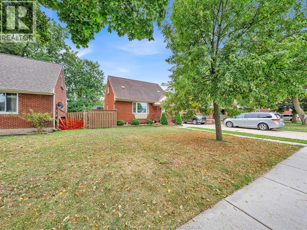 2187 Girardot, Windsor, Ontario  N9B 1R3 - Photo 3 - 26020288