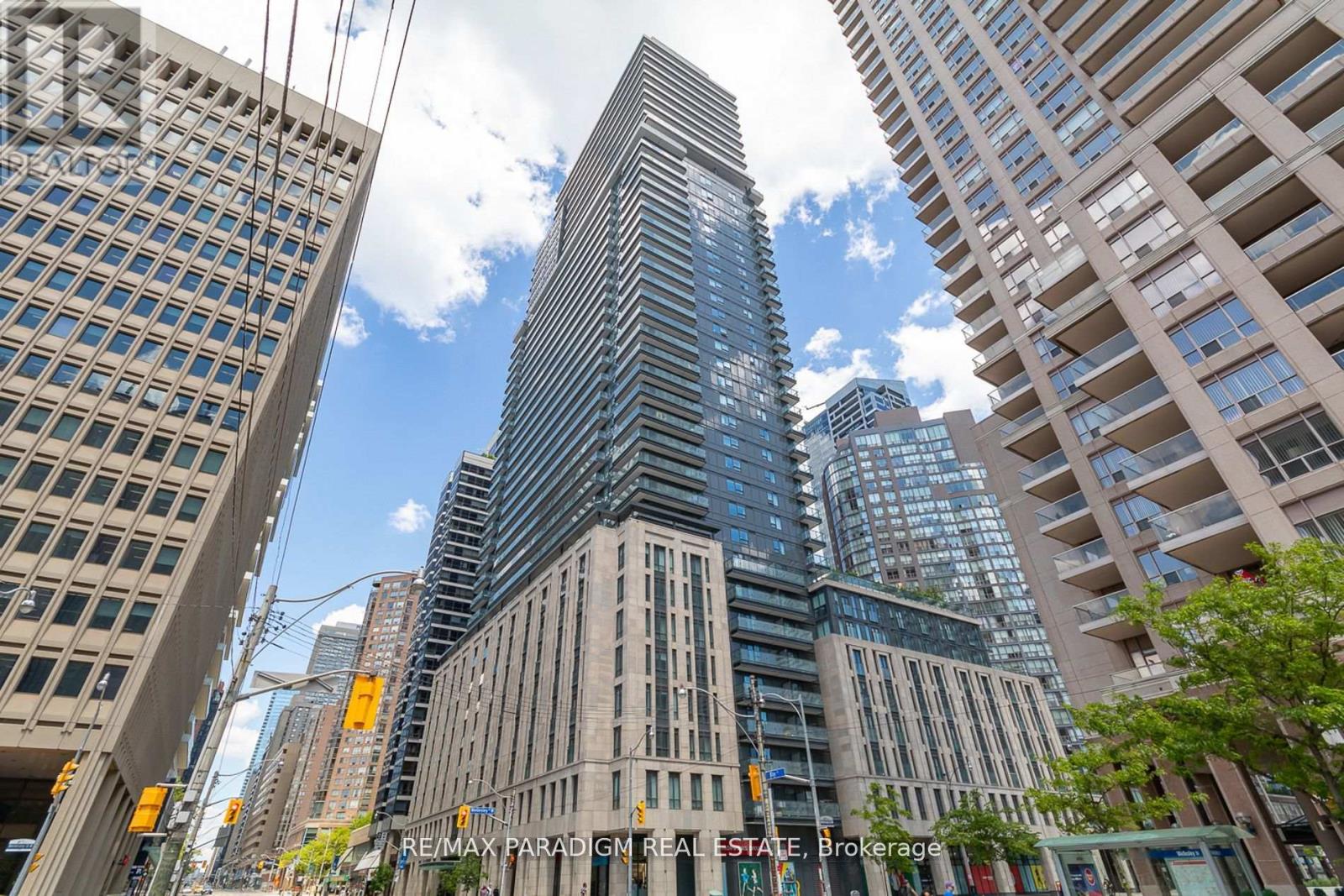 <div class="slider-price">$809,000</div><p>2501 - 955 Bay Street, Toronto, Ontario</p>