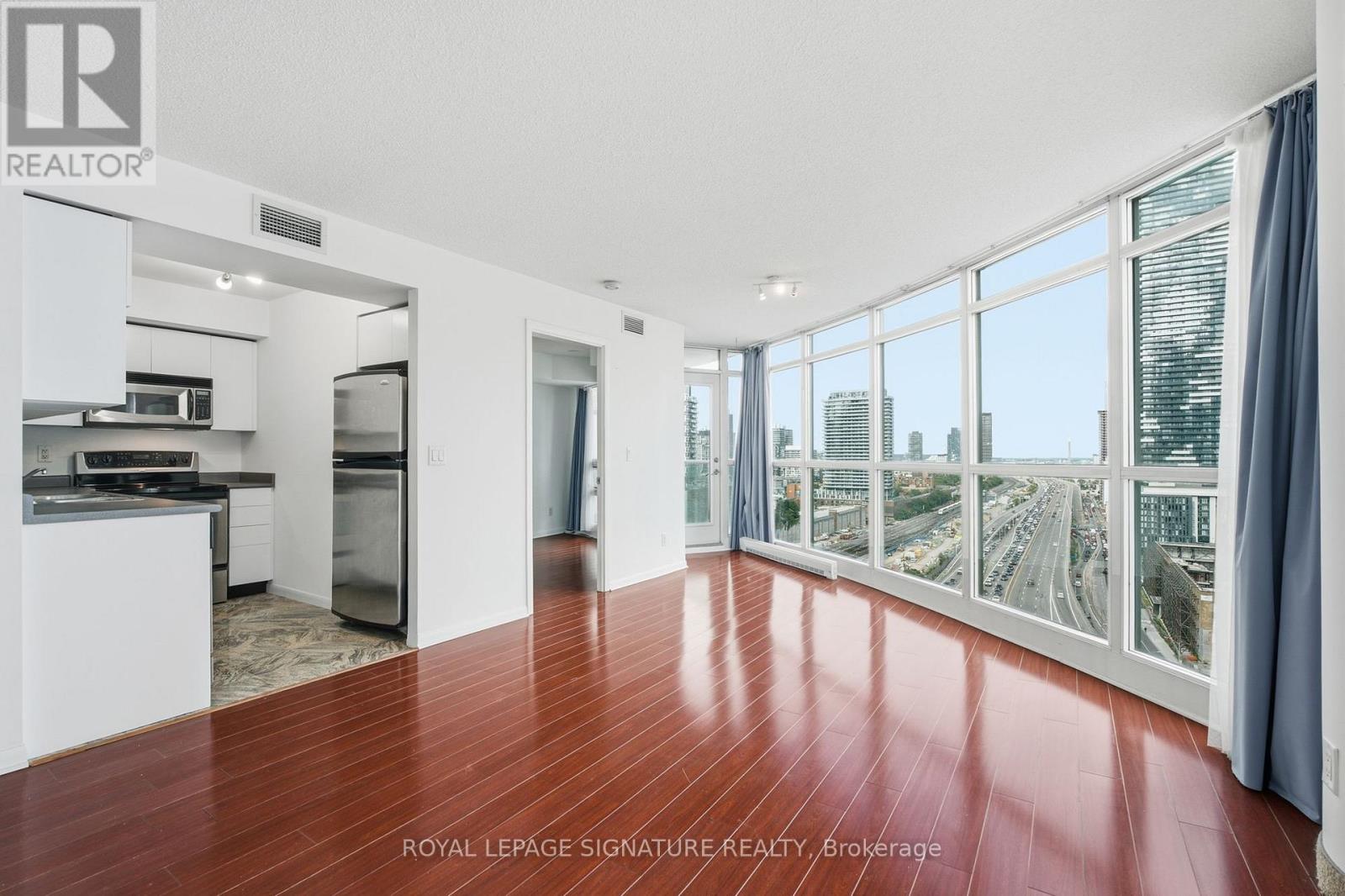 <div class="slider-price">$749,000</div><p>2011 - 18 Yonge Street, Toronto, Ontario</p>