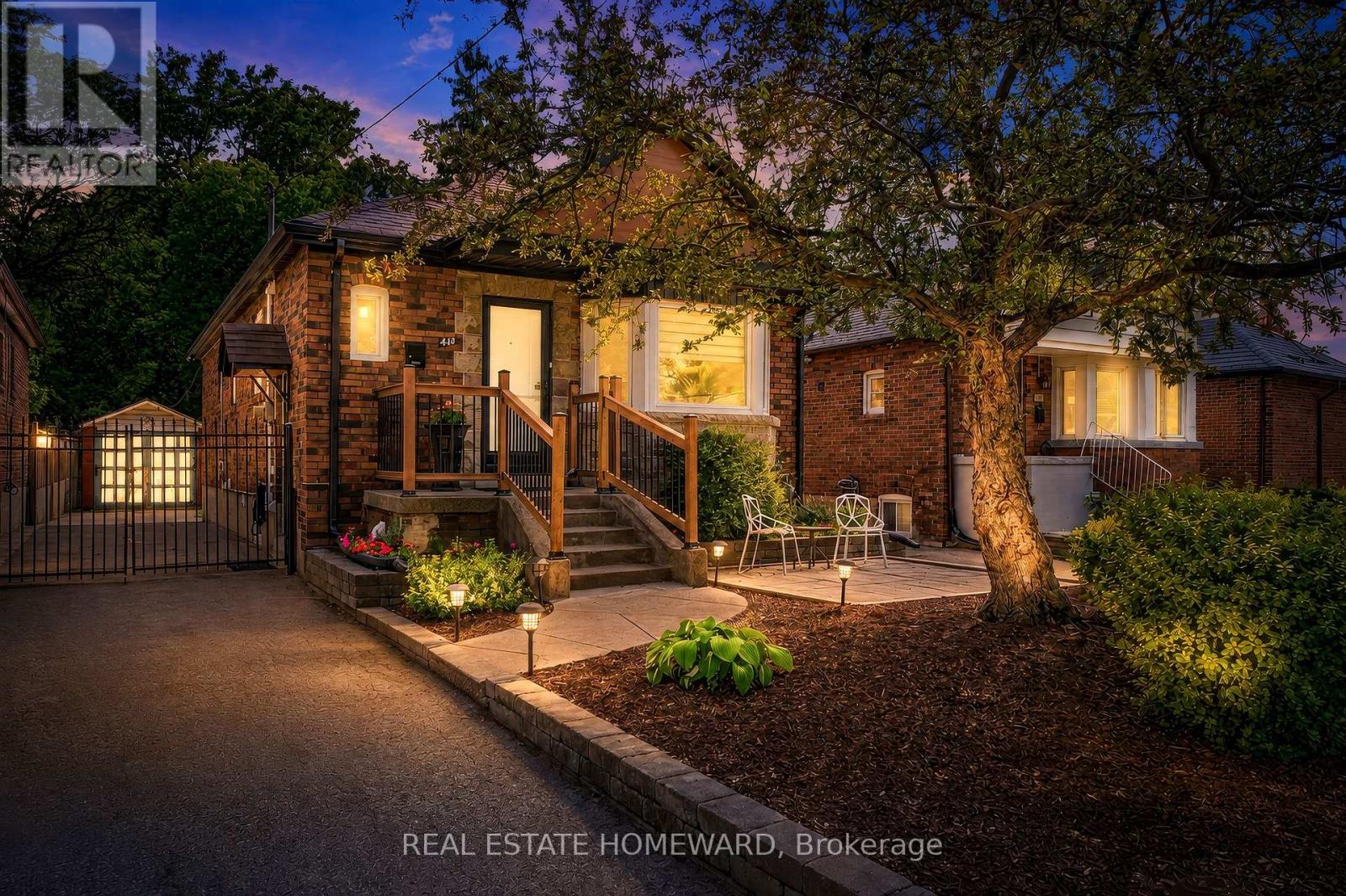 <div class="slider-price">$899,000</div><p>413 O'connor Drive, Toronto, Ontario</p>