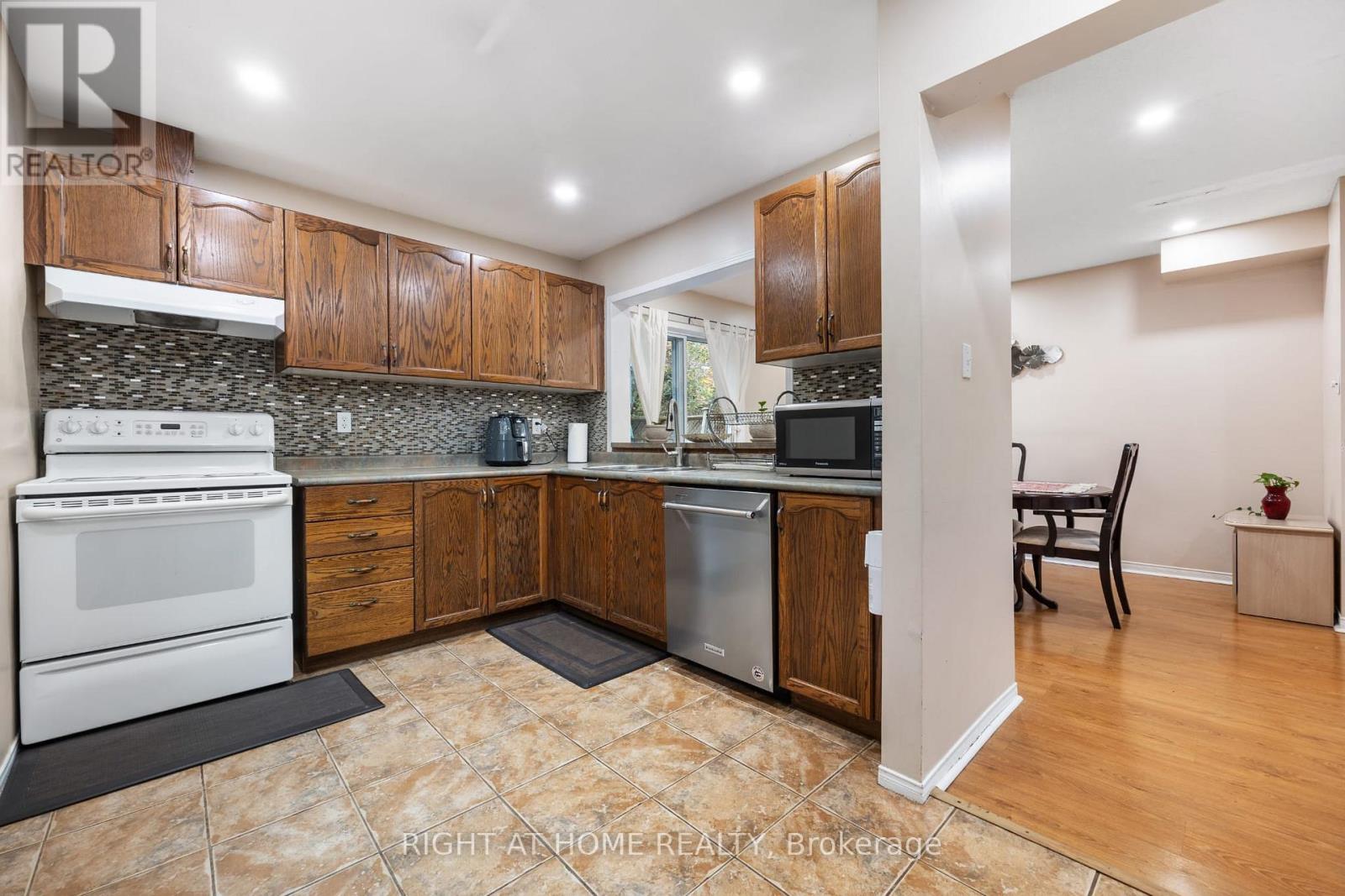 54 Amberhill Way, Aurora, Ontario L4G 7E1 - Photo 12 - N13692574