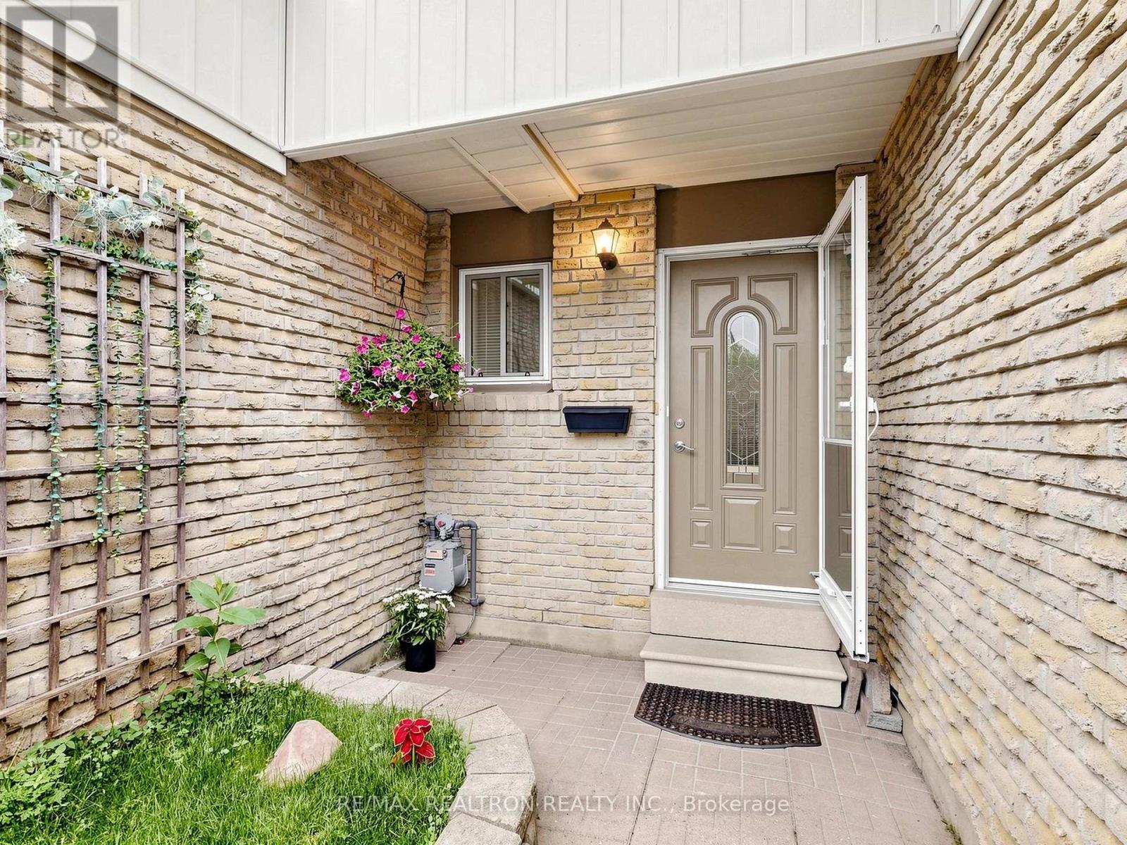 12 Robin Court, Barrie, Ontario  L4M 5M1 - Photo 4 - S13692568