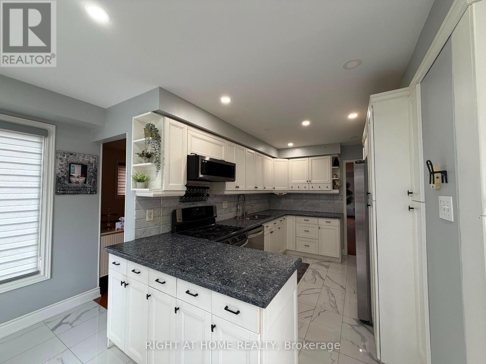 4203 Colonial Drive, Mississauga, Ontario  L5L 4C1 - Photo 4 - W13692390