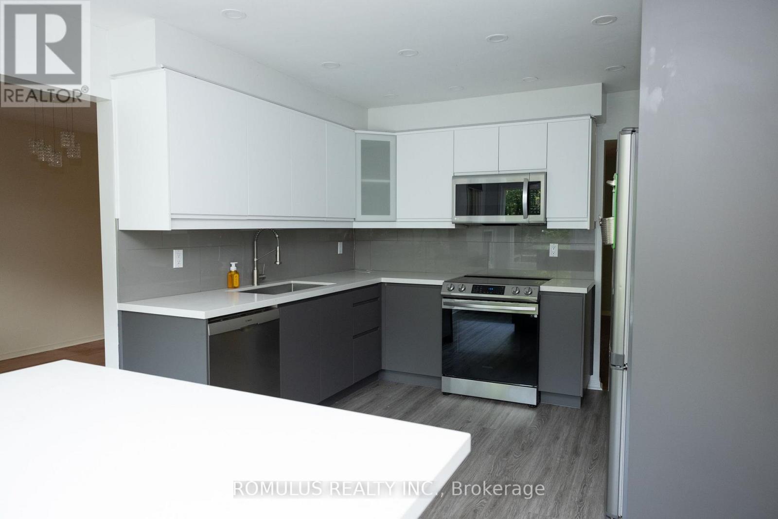 280 King Andrew Drive, Mississauga, Ontario  L4Z 1P8 - Photo 4 - W13692486