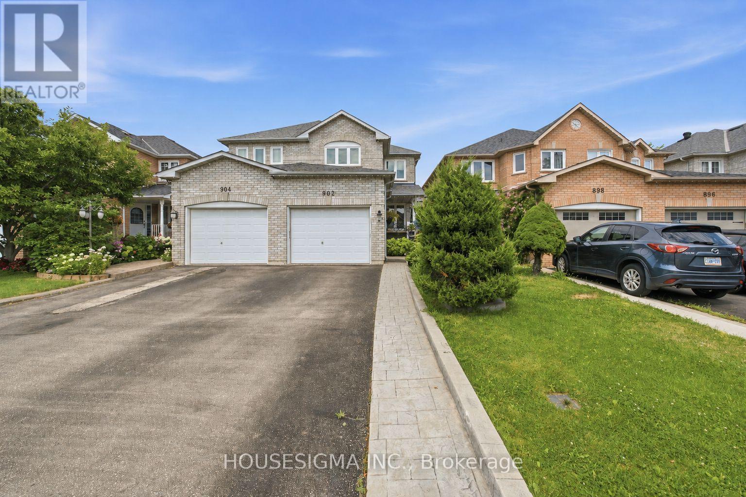 902 Applecroft Circle, Mississauga, Ontario  L5V 2A7 - Photo 2 - W13692536