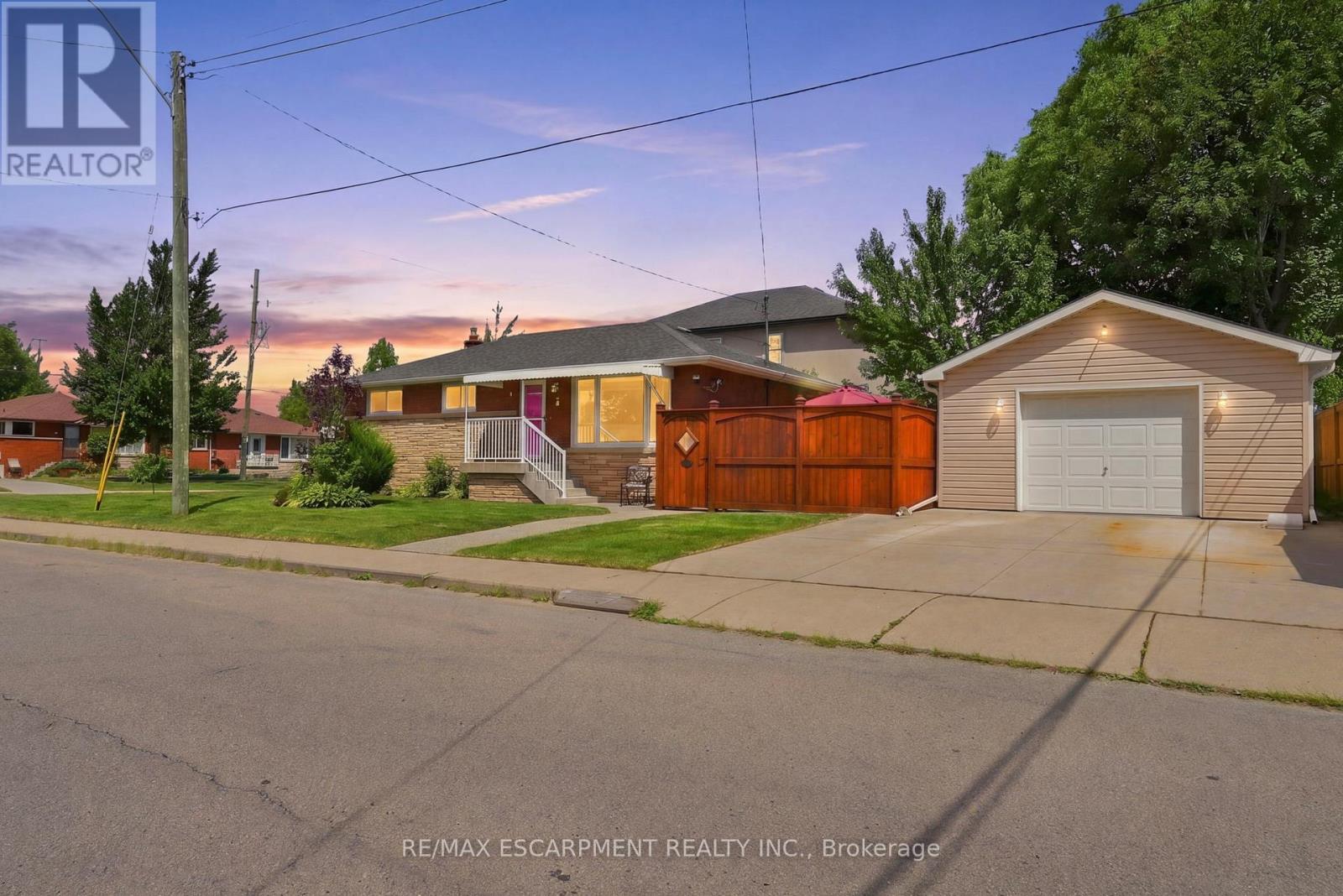 3 MITCHELL AVENUE, Hamilton, Ontario