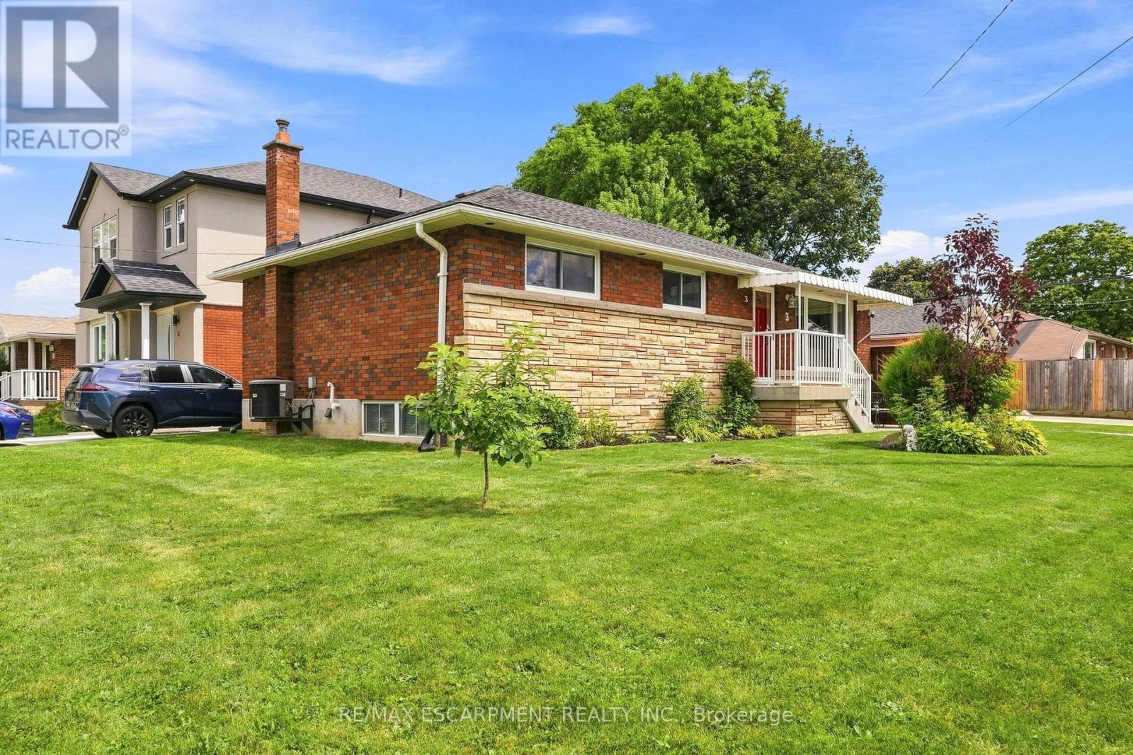 3 Mitchell Avenue, Hamilton, Ontario  L9A 1W1 - Photo 2 - X13692624