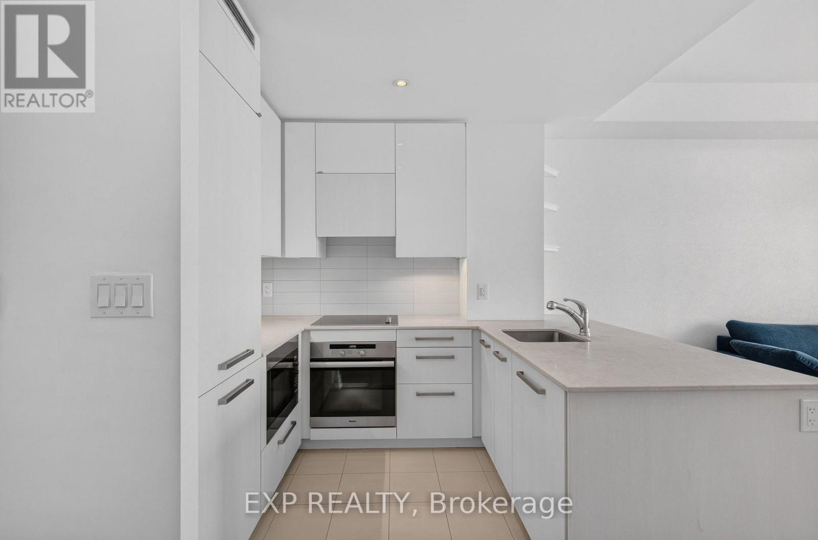 3510 - 8 The Esplanade, Toronto, Ontario  M5E 0A6 - Photo 18 - C13692674