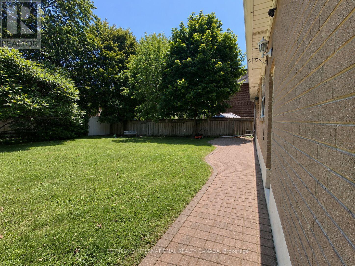 9 Lloydminster Crescent, Toronto, Ontario  M2M 2R9 - Photo 22 - C13692716