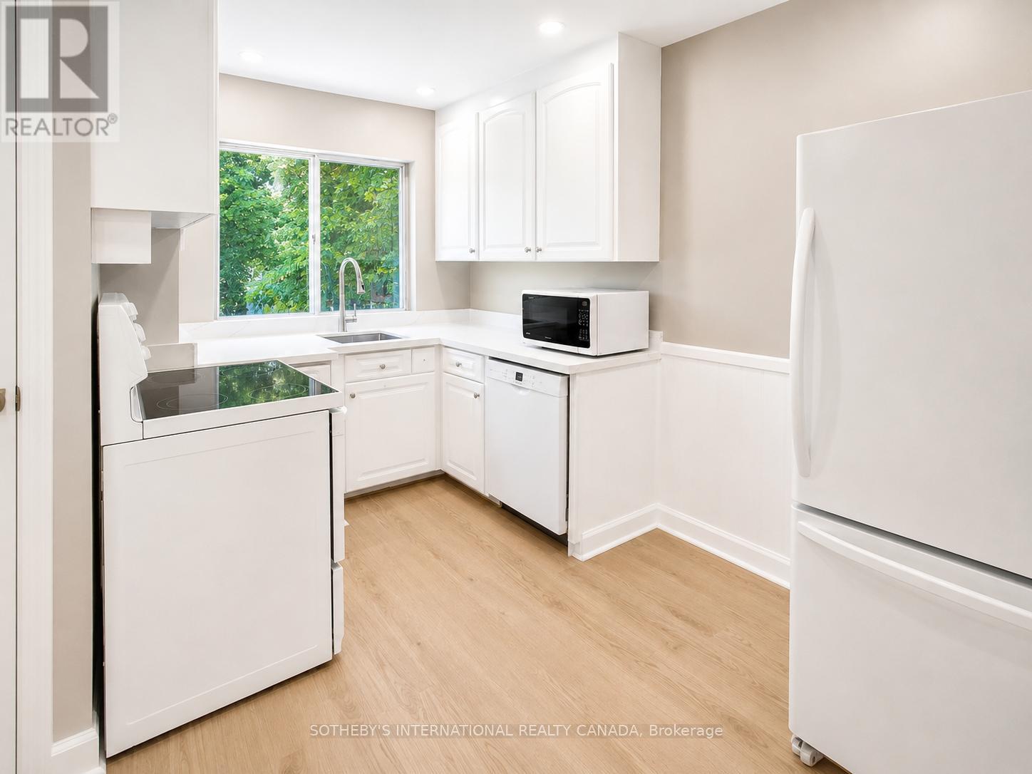 9 Lloydminster Crescent, Toronto, Ontario  M2M 2R9 - Photo 6 - C13692716