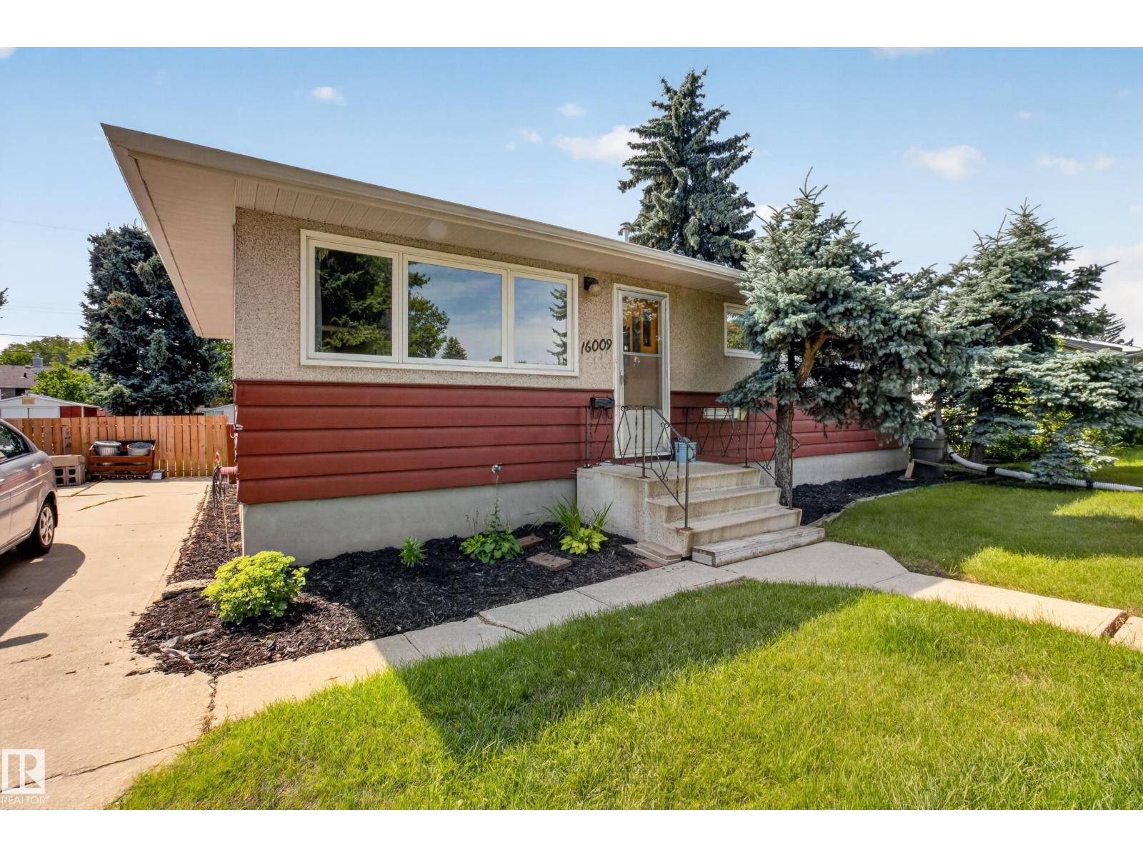 16009 93a Av NW NW, Edmonton, Alberta  T5R 5J7 - Photo 2 - E4504515