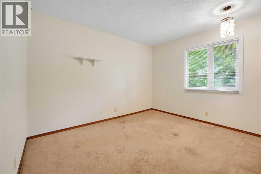 23 Edelweiss Drive NW, Calgary, Alberta  T3A 3R4 - Photo 17 - A2325715
