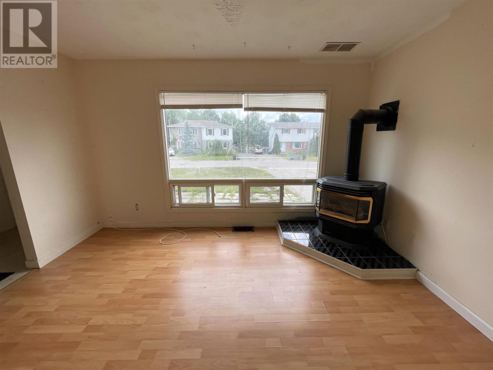46 Beckett Blvd, Elliot Lake, Ontario  P5A 3P7 - Photo 2 - SM262243