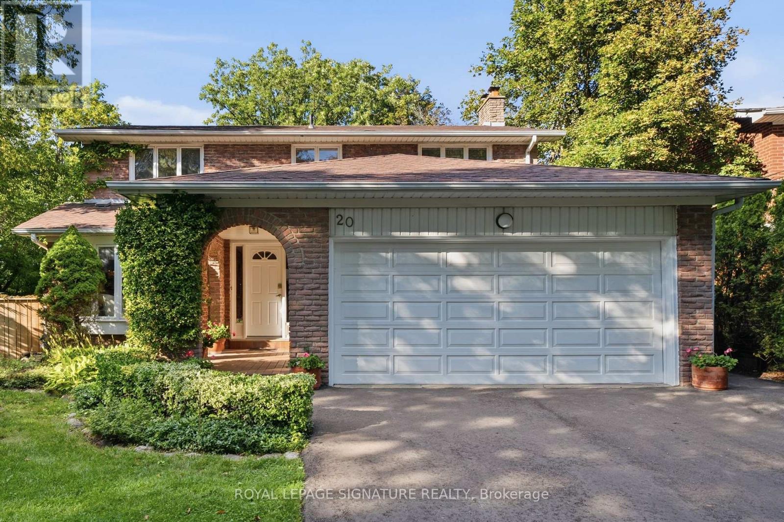 <div class="slider-price">$1,699,000</div><p>20 Wellesbourne Crescent, Toronto, Ontario</p>