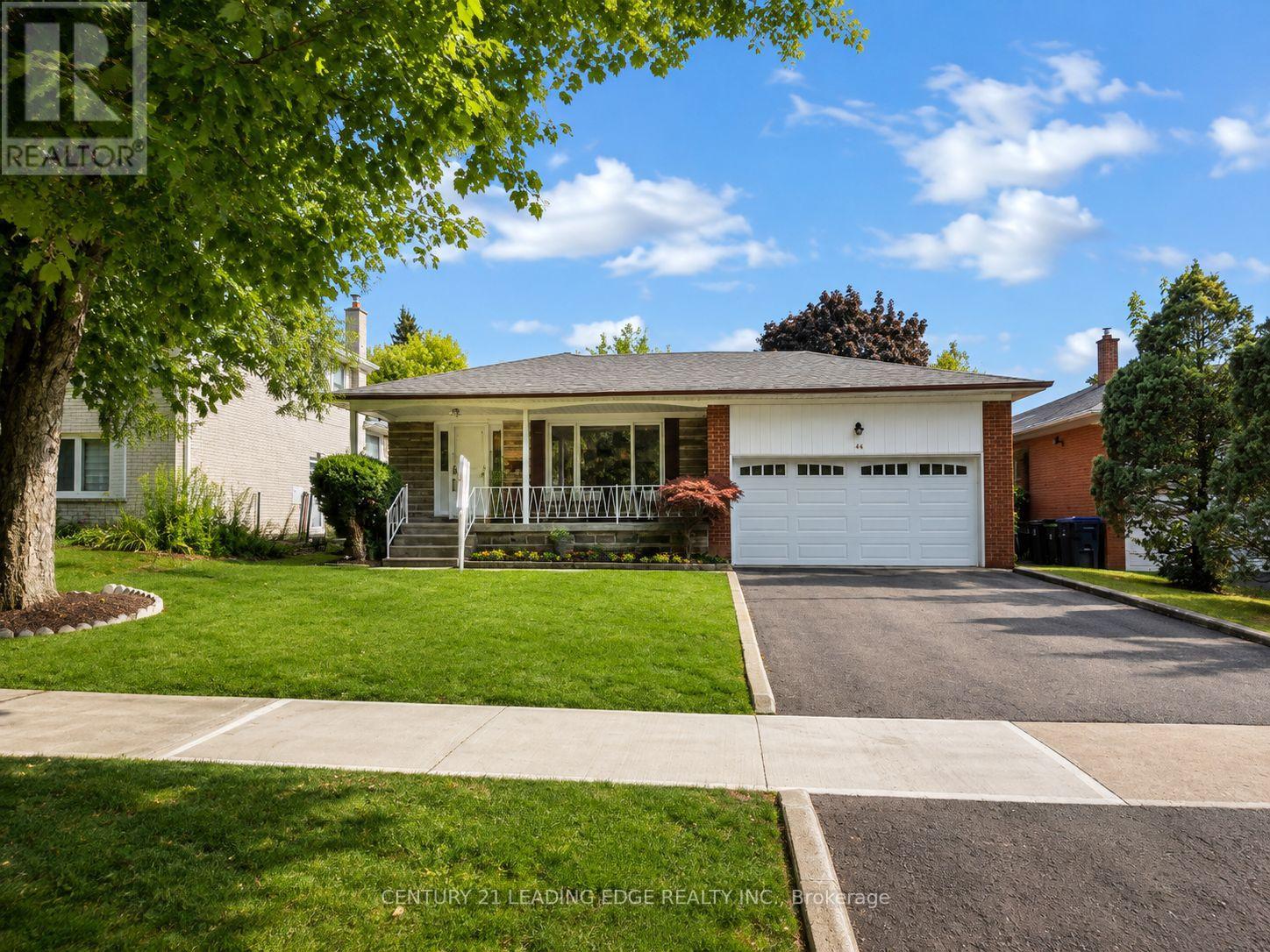 <div class="slider-price">$1,090,000</div><p>46 Adamede Crescent, Toronto, Ontario</p>