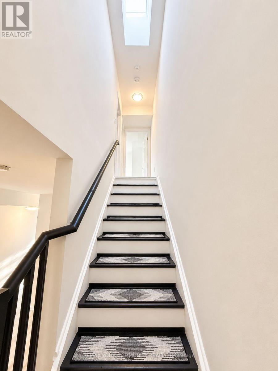 201 - 1 Center Street W, Richmond Hill, Ontario  L4C 3P3 - Photo 11 - N13692896