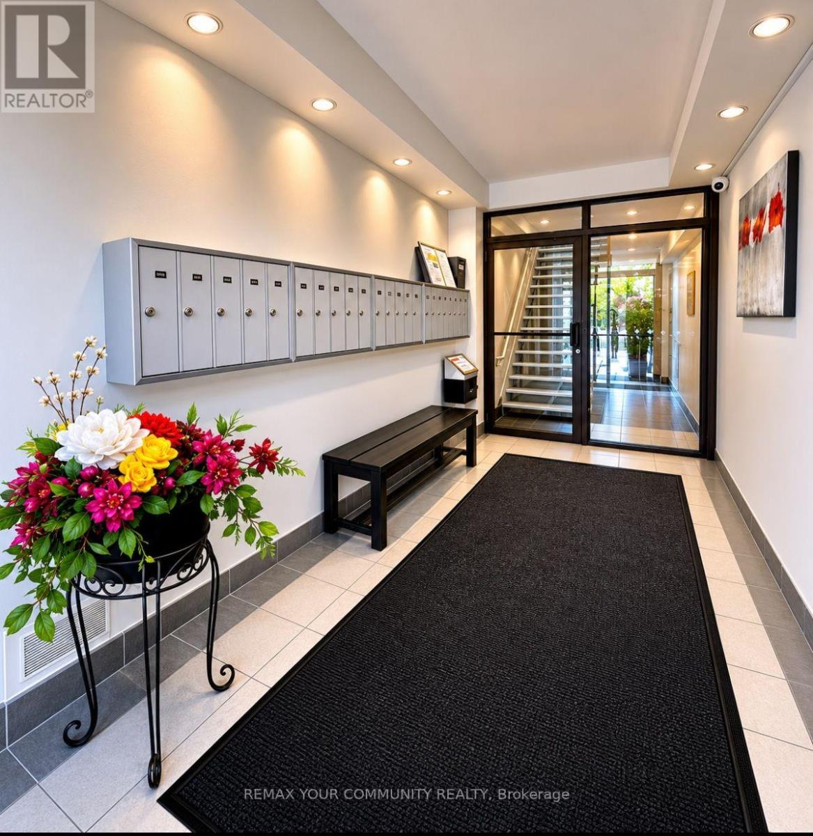 201 - 1 Center Street W, Richmond Hill, Ontario  L4C 3P3 - Photo 2 - N13692896