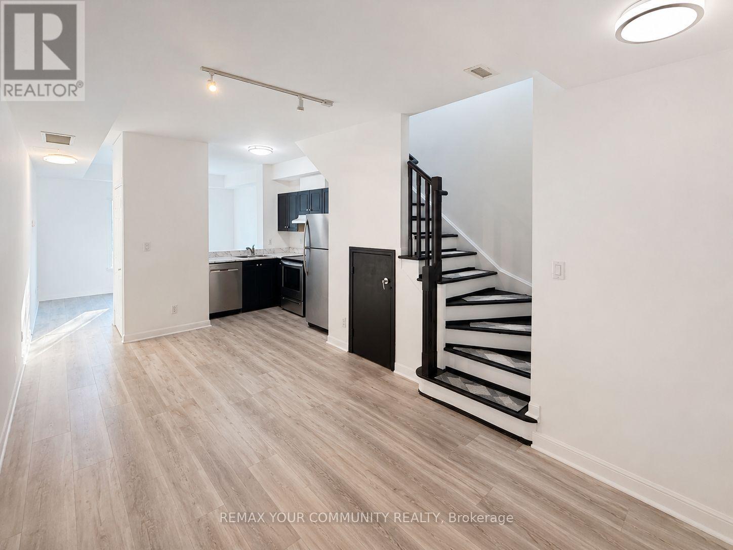 201 - 1 Center Street W, Richmond Hill, Ontario  L4C 3P3 - Photo 3 - N13692896