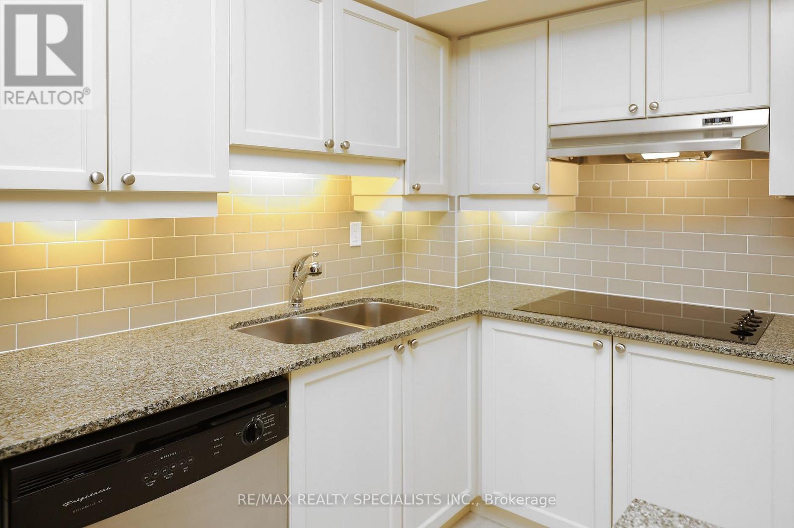 809 - 810 Scollard Court, Mississauga, Ontario  L5V 0A4 - Photo 11 - W13692892