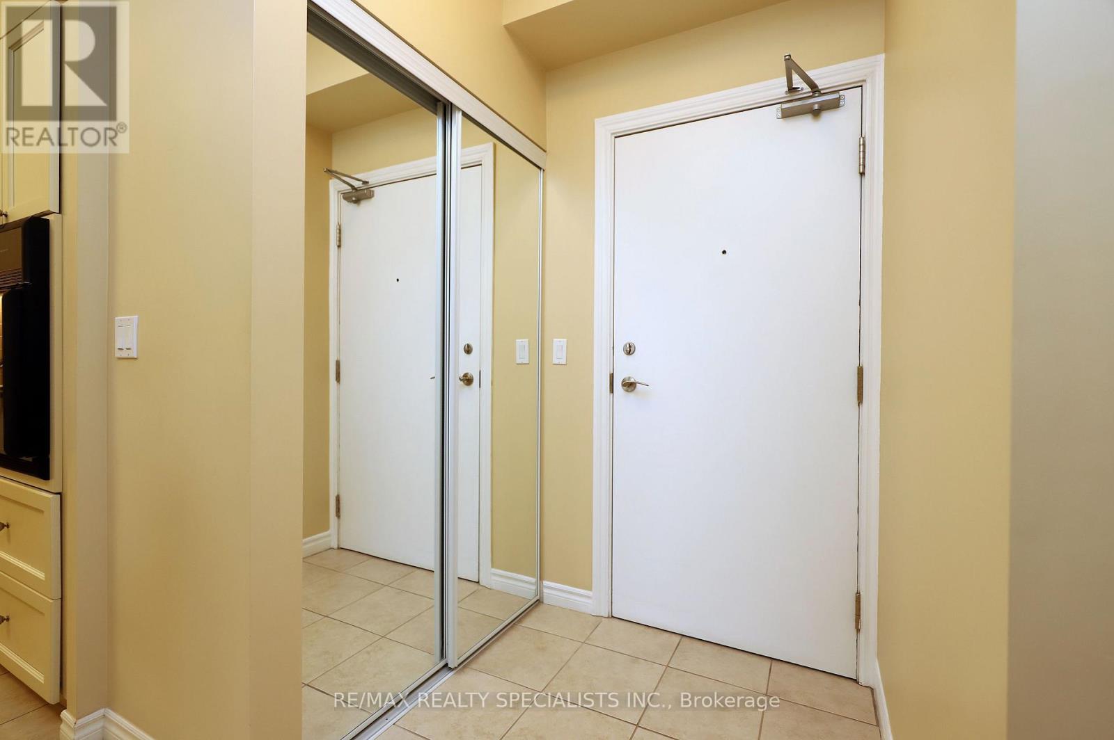 809 - 810 Scollard Court, Mississauga, Ontario  L5V 0A4 - Photo 4 - W13692892