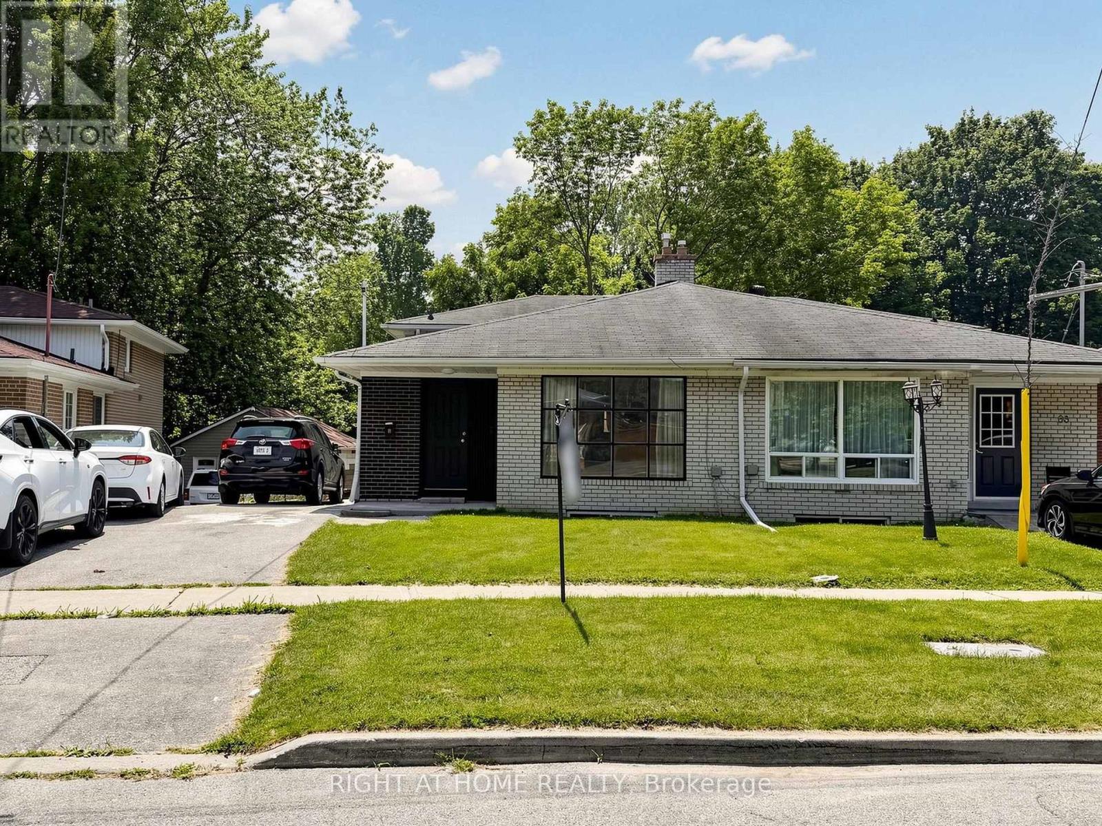 <div class="slider-price">$849,888</div><p>65 Darlingside Drive, Toronto, Ontario</p>