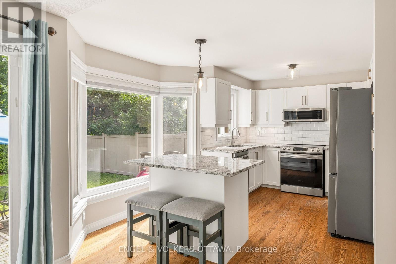 1721 Hunter's Run Drive, Ottawa, Ontario  K1C 6W2 - Photo 2 - X13693088