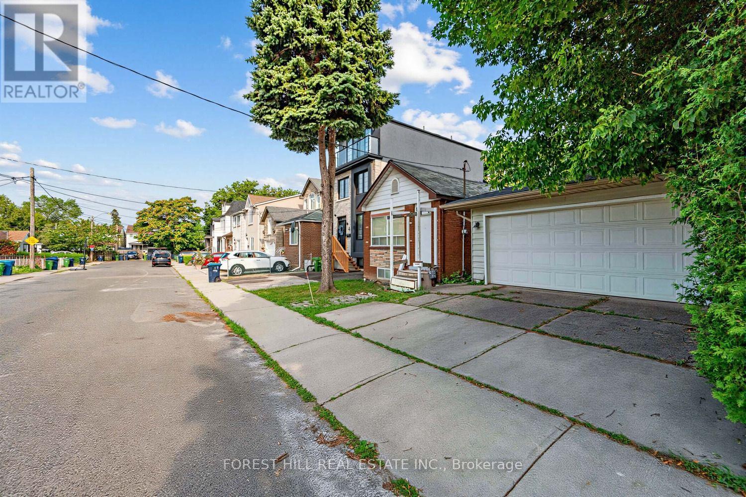2 Mulberry Crescent, Toronto, Ontario  M6C 1N5 - Photo 2 - C13548820