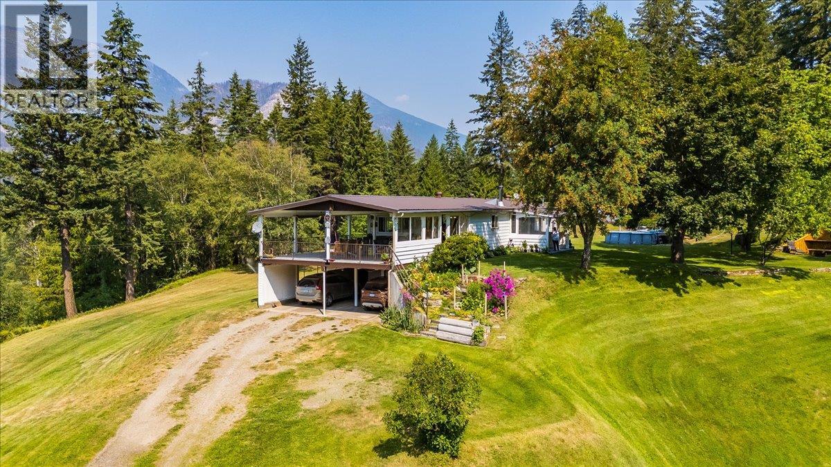 8716 Martens Road, Slocan, British Columbia  V0G 2C0 - Photo 4 - 10397983