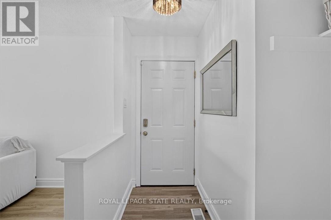 27 Gretna Court, Hamilton, Ontario  L9C 4V1 - Photo 3 - X13693112