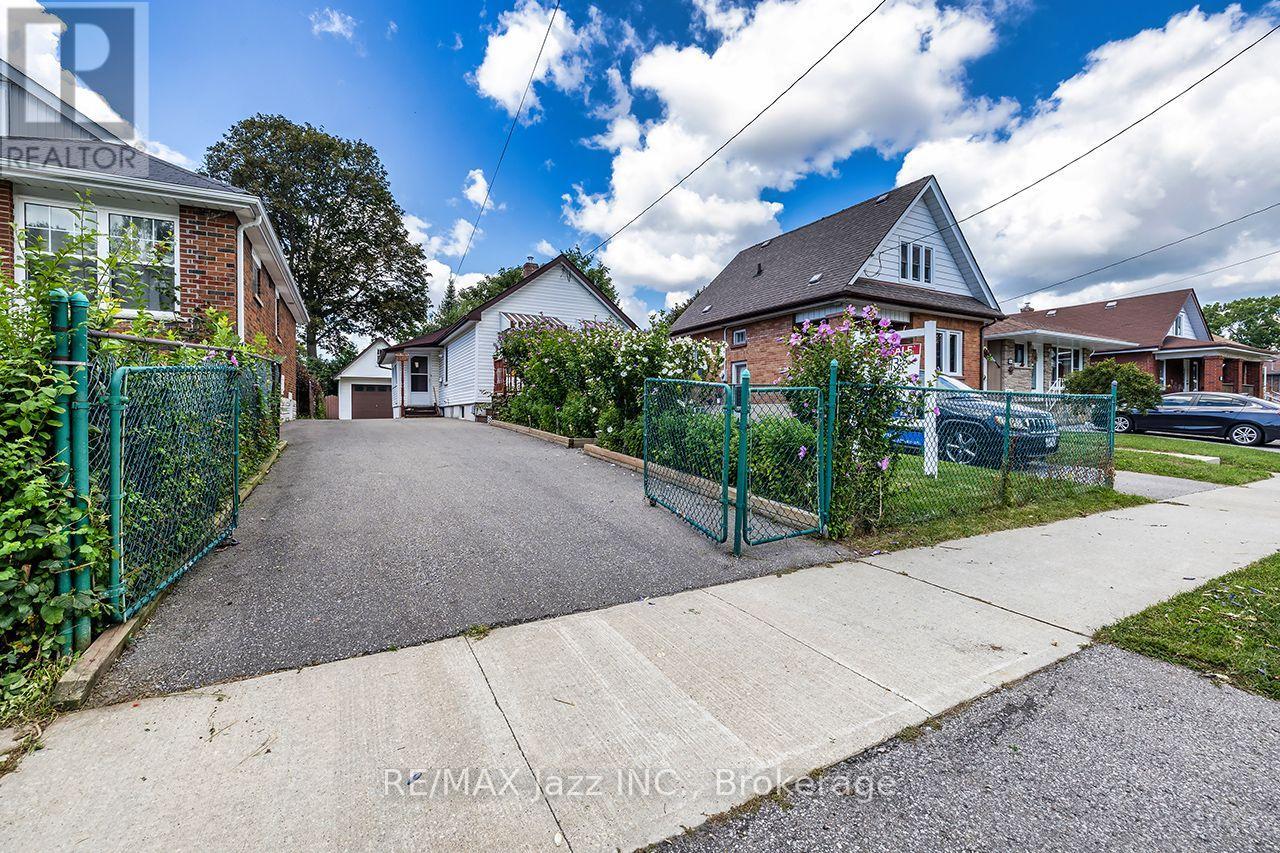 150 Verdun Road, Oshawa, Ontario  L1H 5S8 - Photo 2 - E13693250