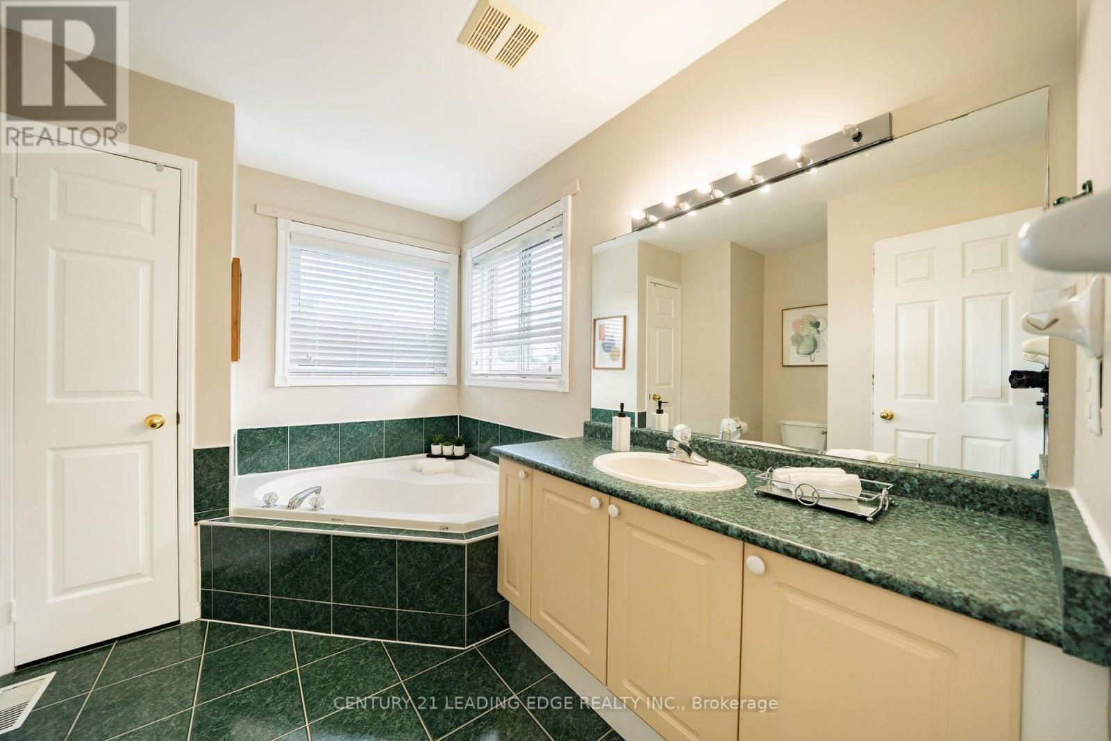 1595 Deerhurst Court, Pickering, Ontario L1V 6Y7 - Photo 28 - E13693220