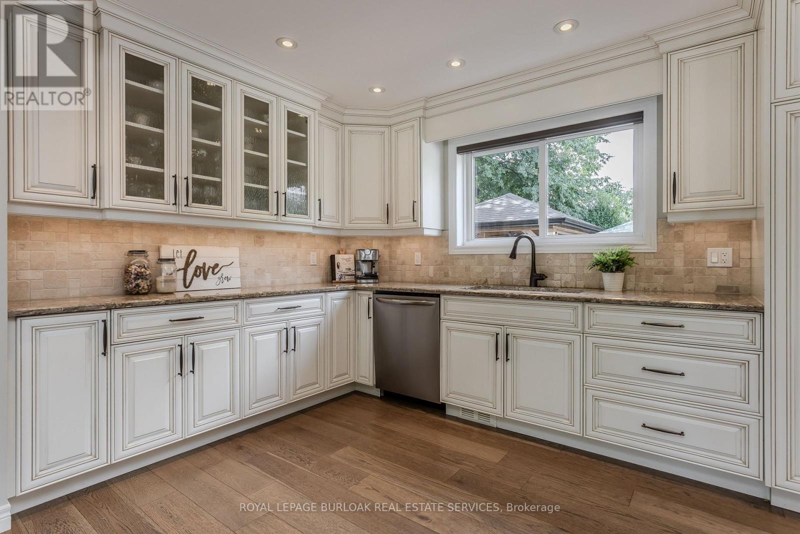 2124 Sandringham Drive, Burlington, Ontario  L7P 1L9 - Photo 11 - W13693228