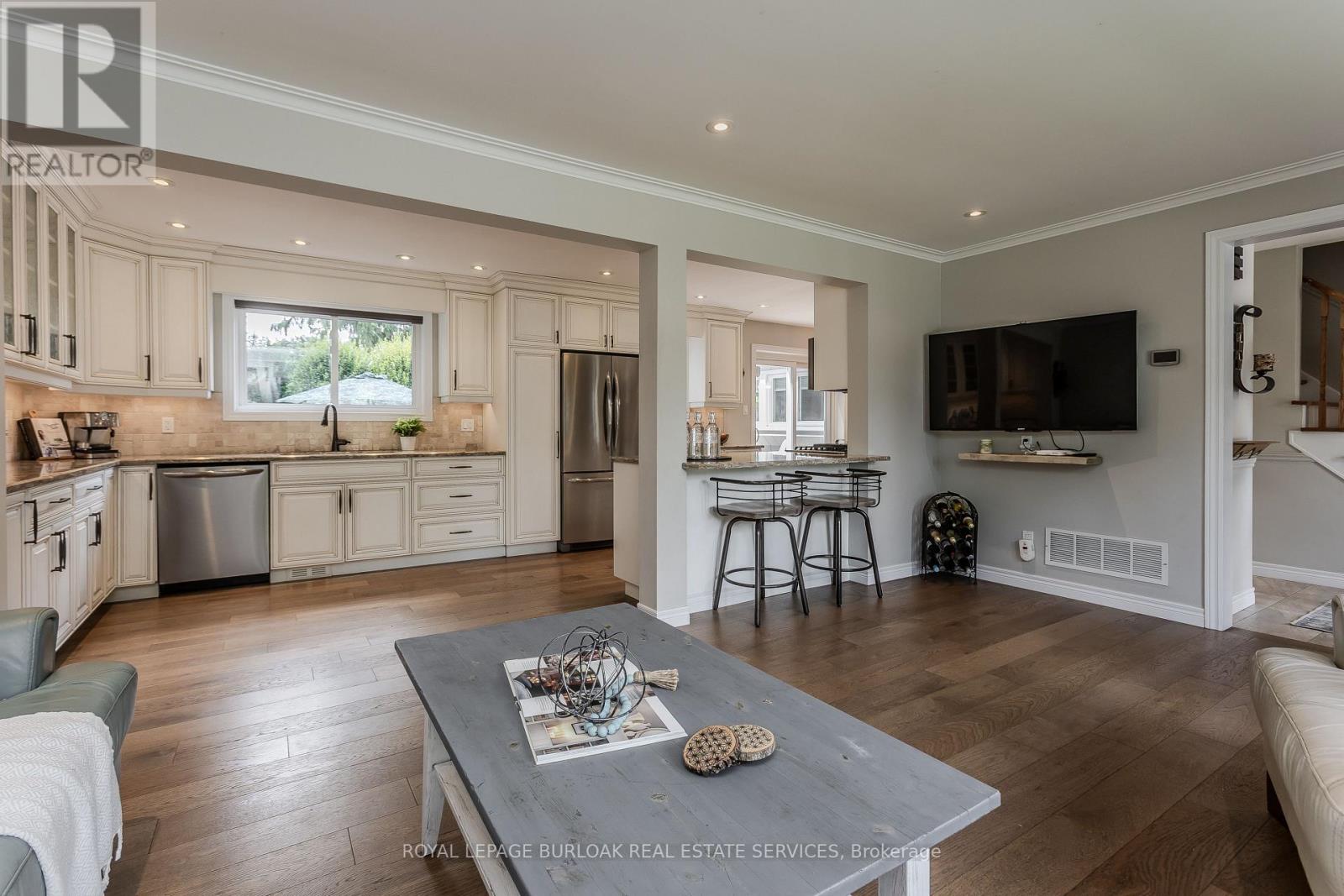 2124 Sandringham Drive, Burlington, Ontario  L7P 1L9 - Photo 8 - W13693228