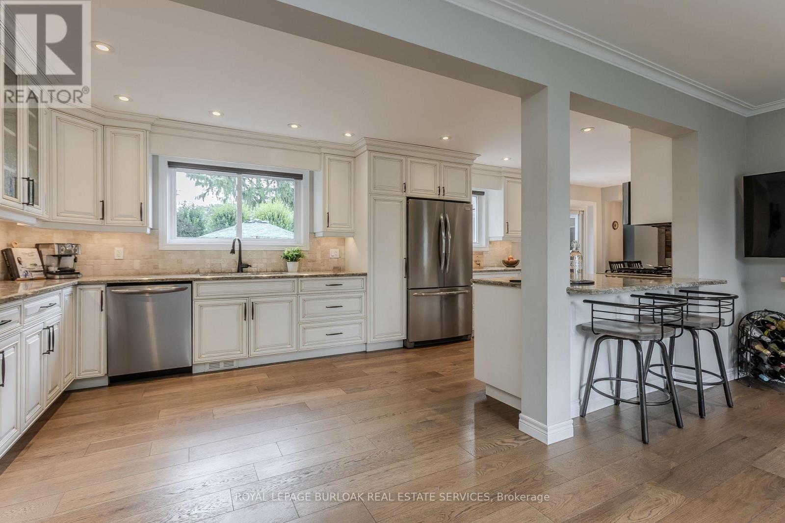 2124 Sandringham Drive, Burlington, Ontario  L7P 1L9 - Photo 9 - W13693228