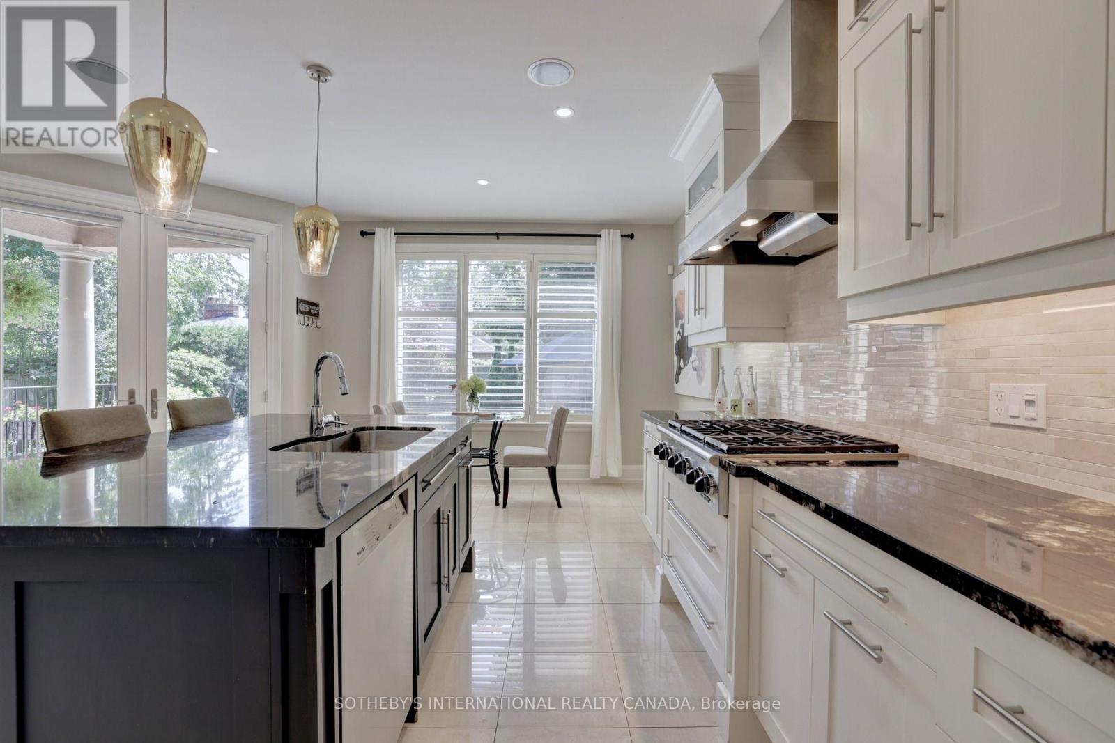 32 Oakwood Avenue S, Mississauga, Ontario  L5G 3L3 - Photo 14 - W13693266
