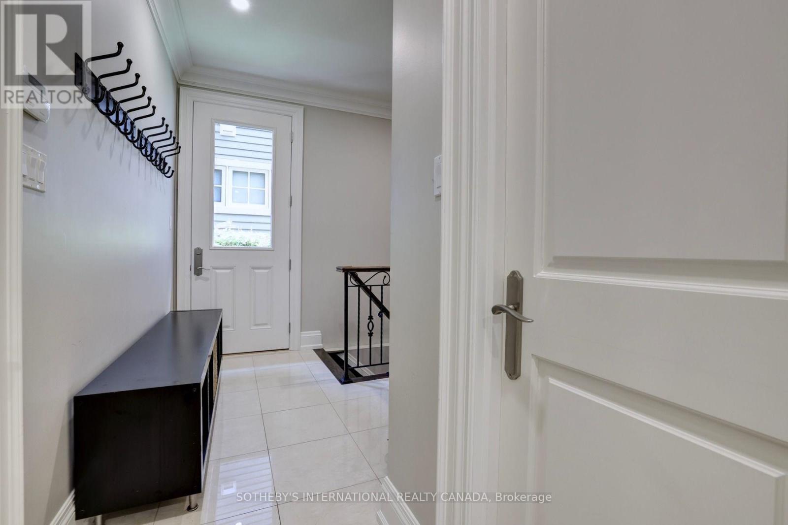 32 Oakwood Avenue S, Mississauga, Ontario  L5G 3L3 - Photo 7 - W13693266