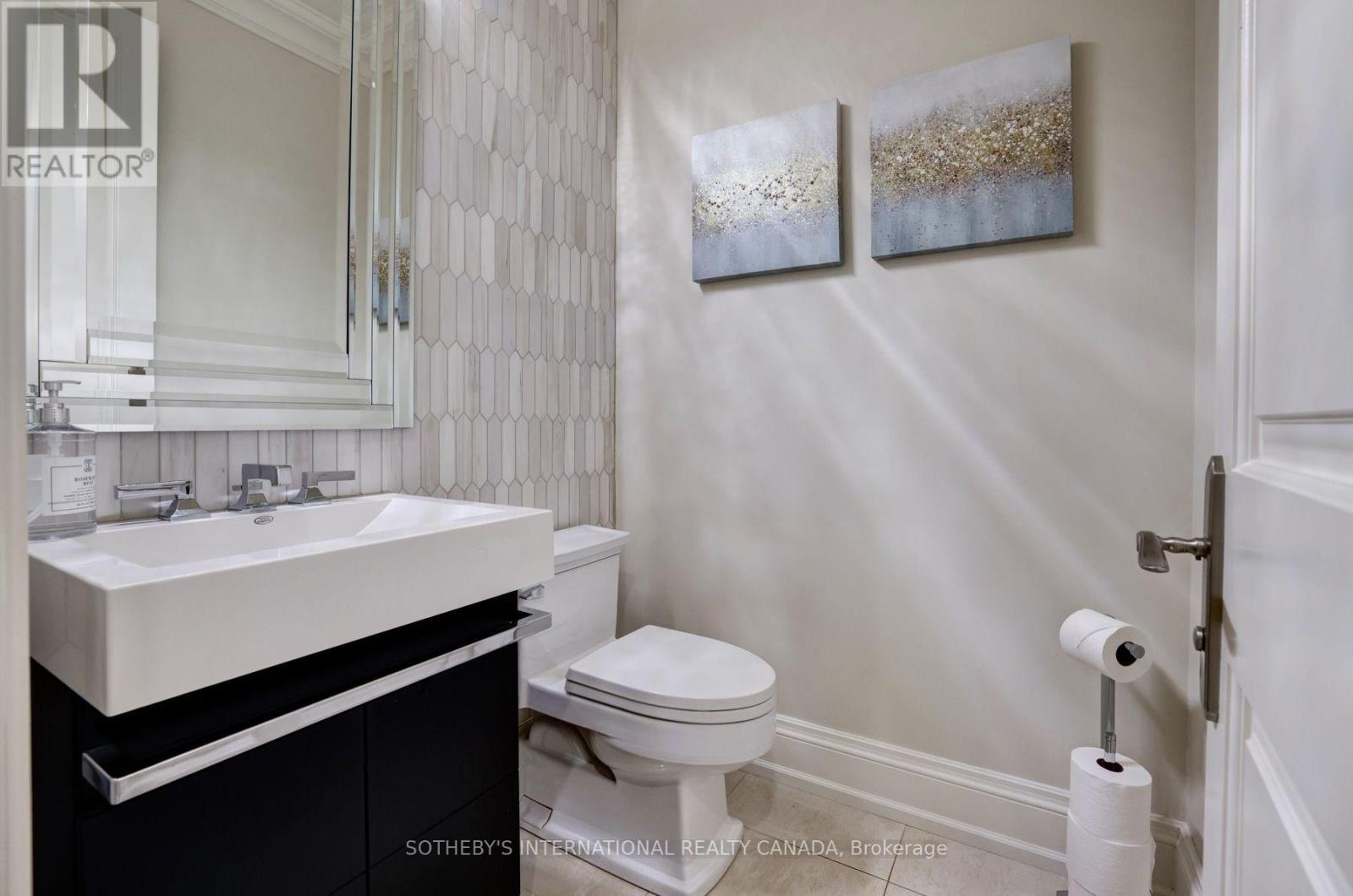 32 Oakwood Avenue S, Mississauga, Ontario  L5G 3L3 - Photo 8 - W13693266