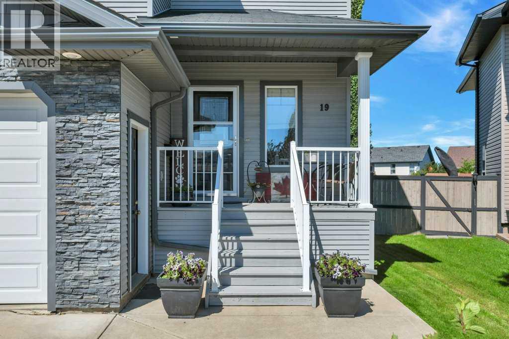 19 Lougheed Close, Red Deer, Alberta  T4R 3L8 - Photo 2 - A2327869