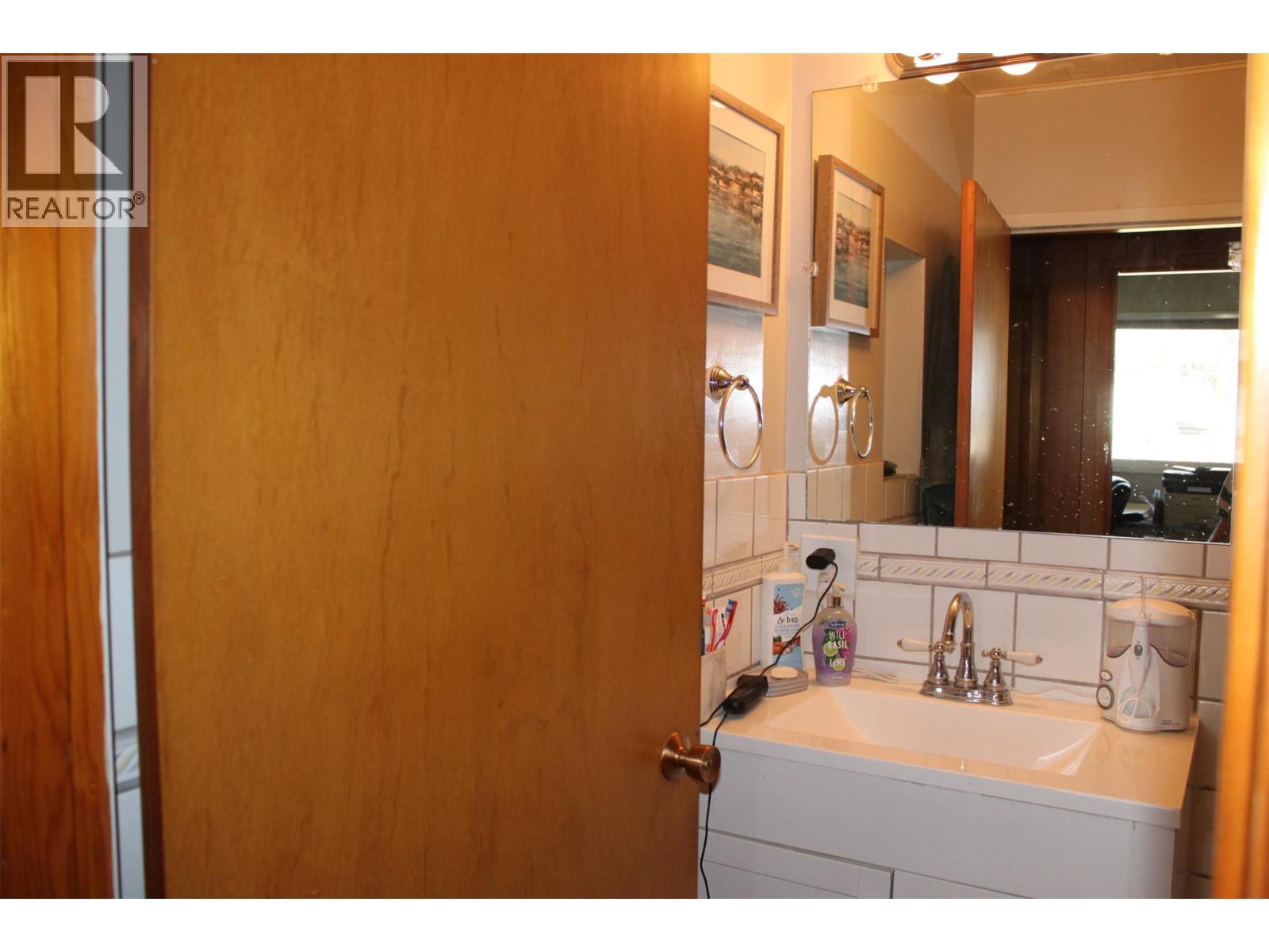119 2nd Avenue NW, Nakusp, British Columbia  V0G 1R0 - Photo 14 - 10384393