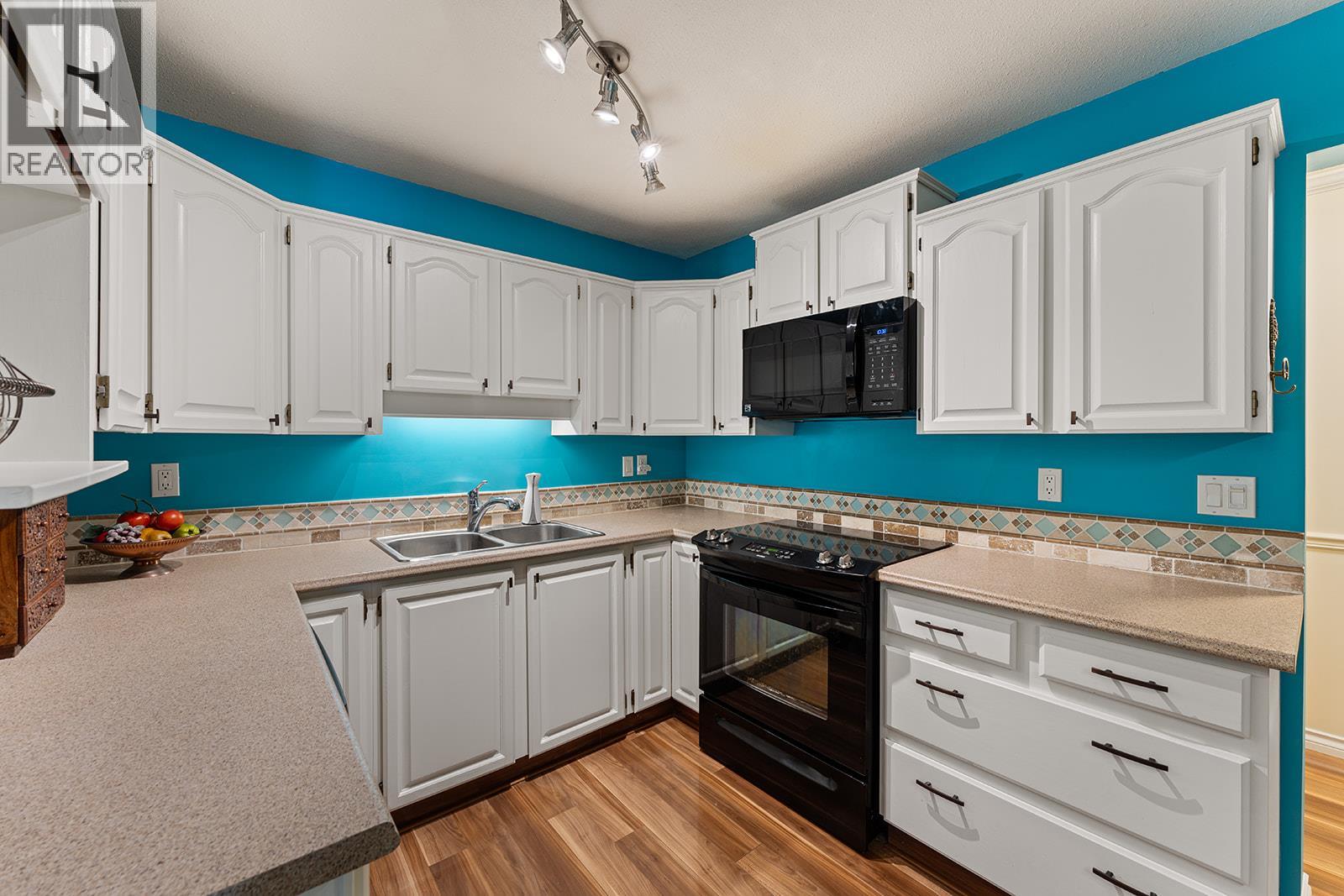 1534 LAWRENCE Avenue Unit# 304, Kelowna, BC V1Y 6M8