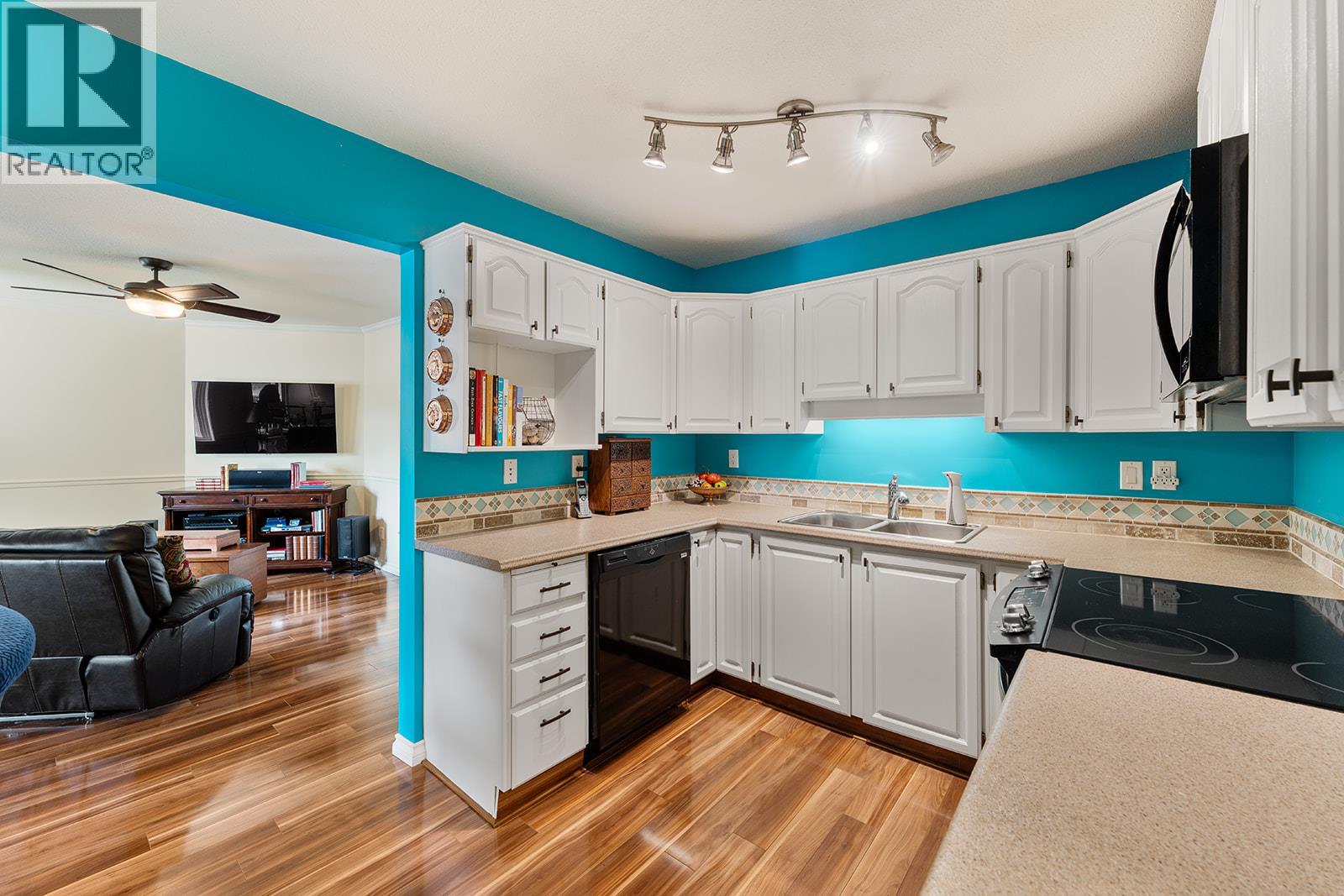 1534 LAWRENCE Avenue Unit# 304, Kelowna, BC V1Y 6M8