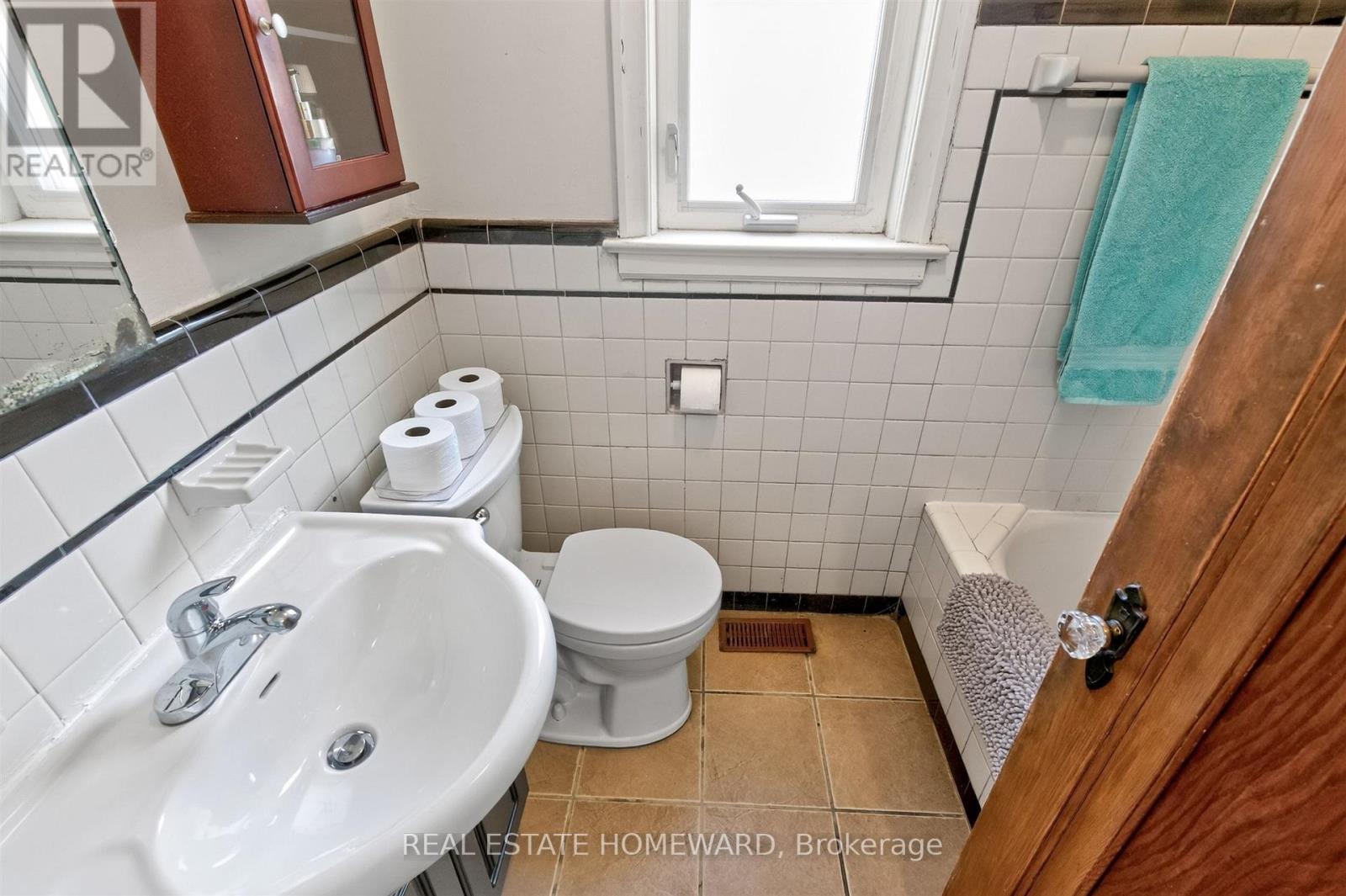 413 O'connor Drive, Toronto, Ontario  M4J 2W4 - Photo 12 - E13692432