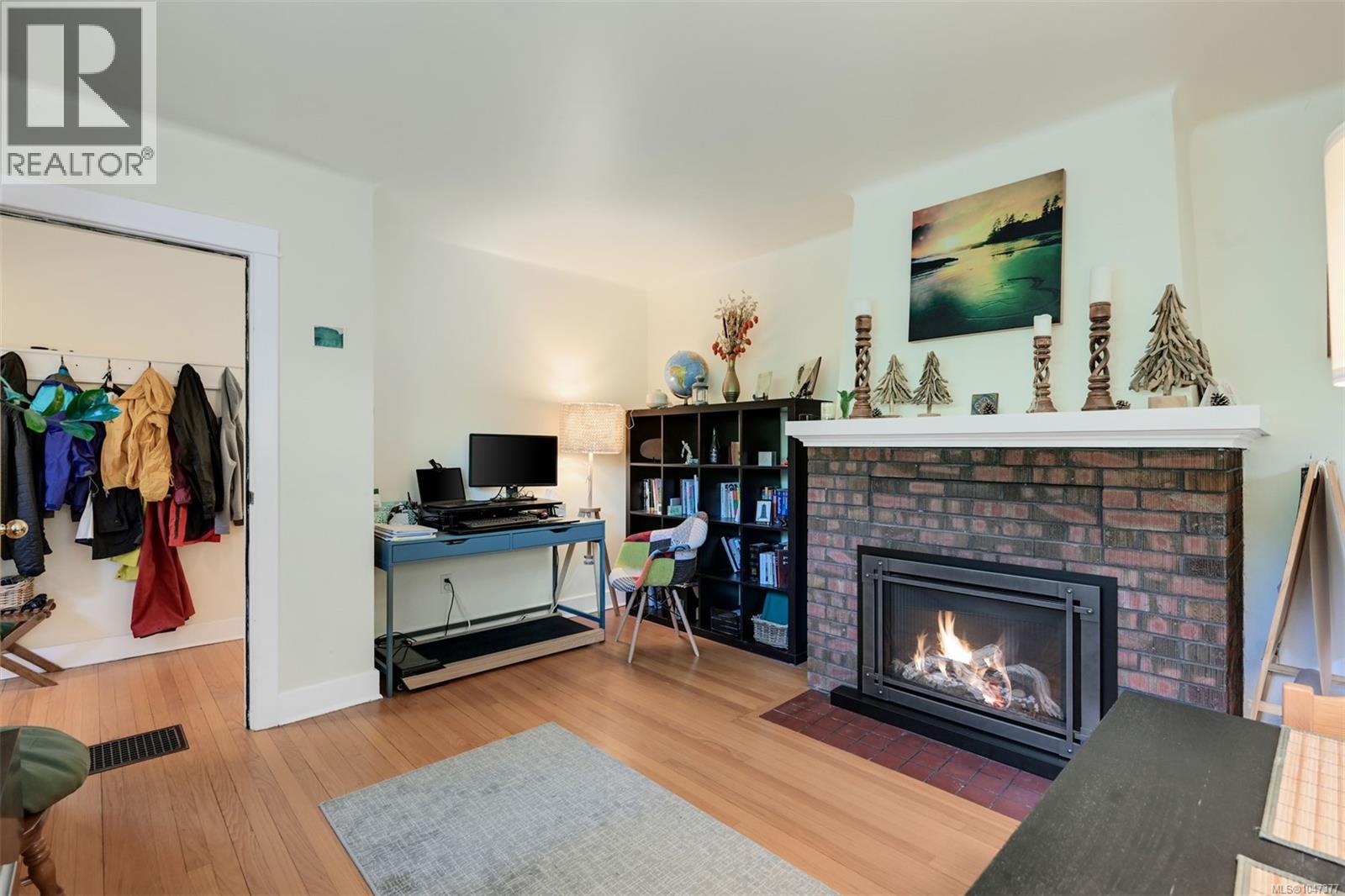 3374 Cook St, Saanich, British Columbia  V8X 1A8 - Photo 6 - 1047377