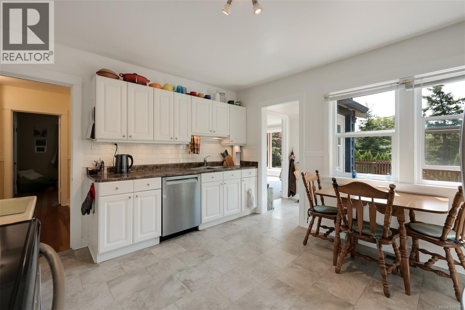 3374 Cook St, Saanich, British Columbia  V8X 1A8 - Photo 9 - 1047377