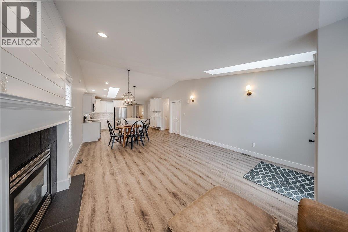 7981 Birchwood Drive, Trail, British Columbia  V1R 4Y3 - Photo 8 - 10398130