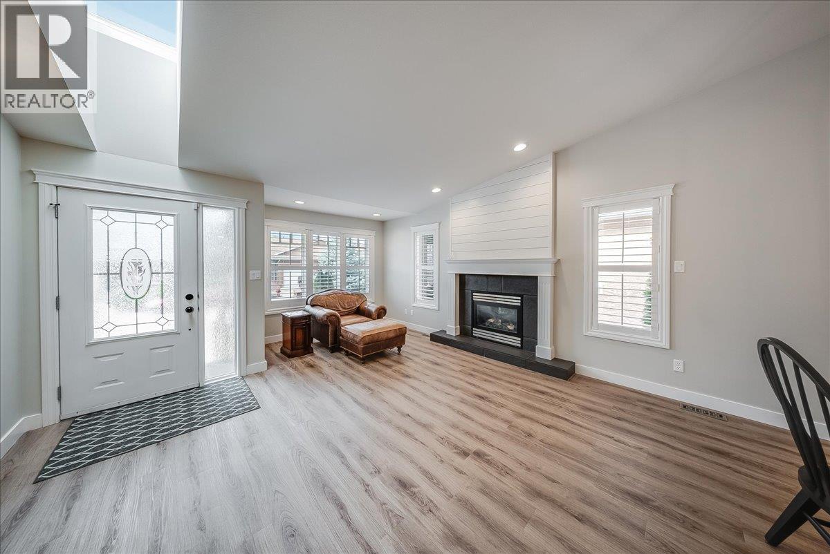 7981 Birchwood Drive, Trail, British Columbia  V1R 4Y3 - Photo 4 - 10398130