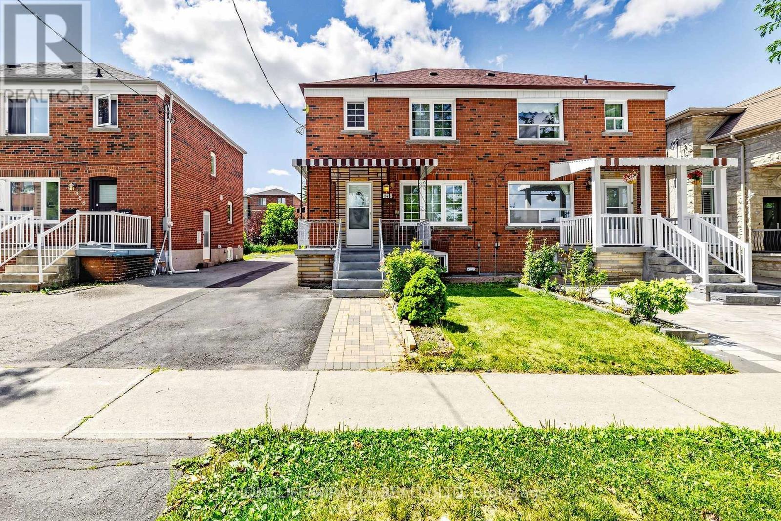 <div class="slider-price">$819,999</div><p>470 Midland Avenue, Toronto, Ontario</p>