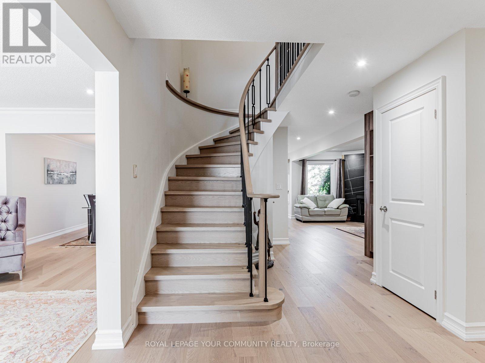 5 Mandel Crescent, Richmond Hill (Devonsleigh), Ontario  L4C 9Z7 - Photo 4 - N13693492