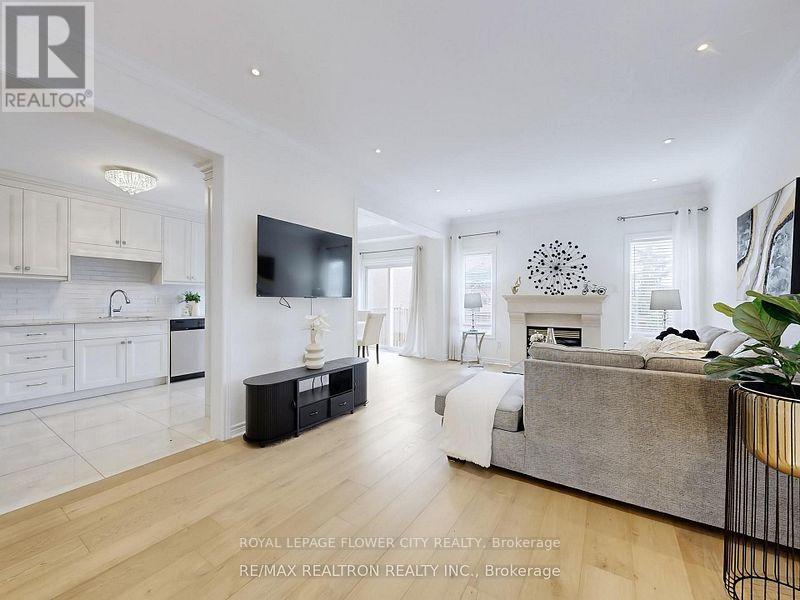 Main - 60 Colombo Crescent, Vaughan (Maple), Ontario  L6A 0A3 - Photo 3 - N13693602